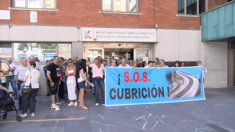 SOS Cubrición: vecinos de Rontegi se manifiestan ante el Ayuntamiento de Barakaldo