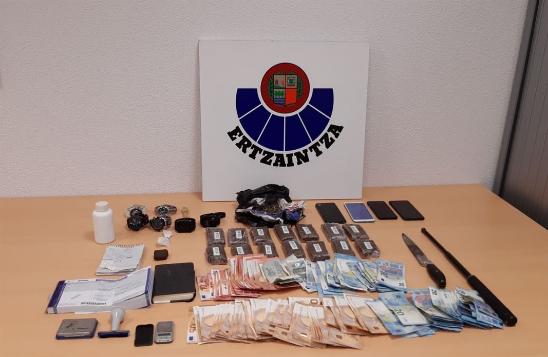 Tres personas detenidas por traficar con sustancias estupefacientes en una vivienda de Portugalete