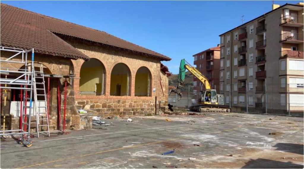 Las antiguas piedras de las escuelas de Cantarrana presidirán la entrada a la nueva plaza