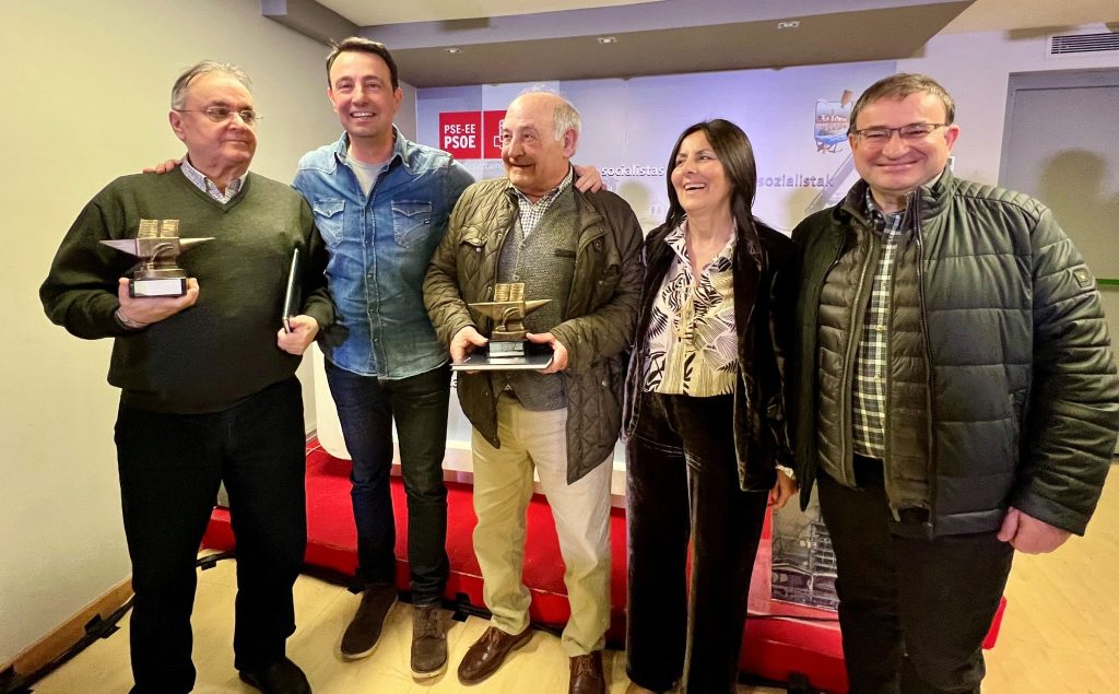 Los alcaldes socialistas de Sestao reciben el premio Yunque