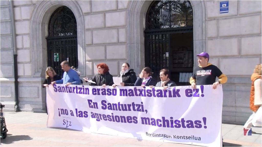Acto de repulsa en Santurtzi contra la agresión sexual denunciada en el municipio