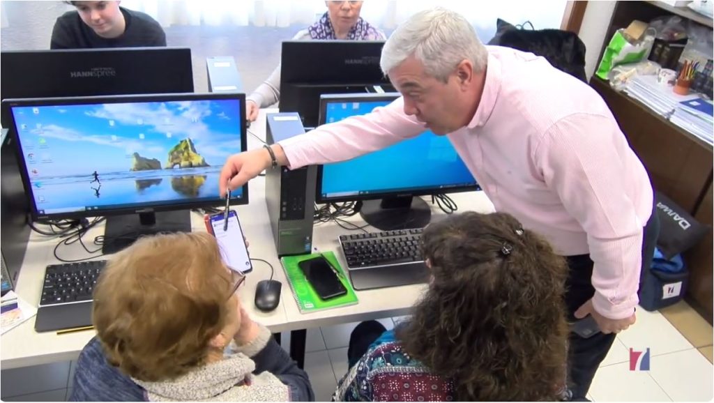 Los mayores de Santurtzi reciben clases para aprender a manejar el ordenador