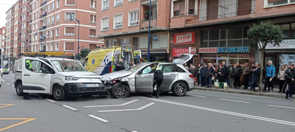 Aparatoso accidente en pleno centro de Portugalete