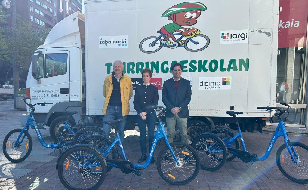 Bizkaibizi dona 9 triciclos a Txirringaeskolan