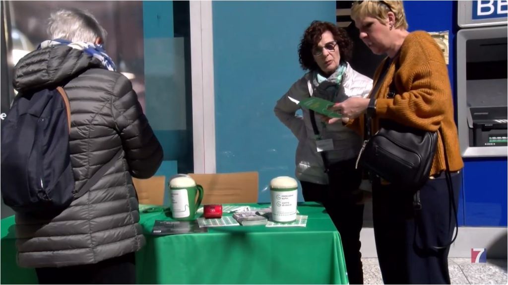 Mesas de voluntarios de la Asociación Contra el Cáncer visten las calles de color verde