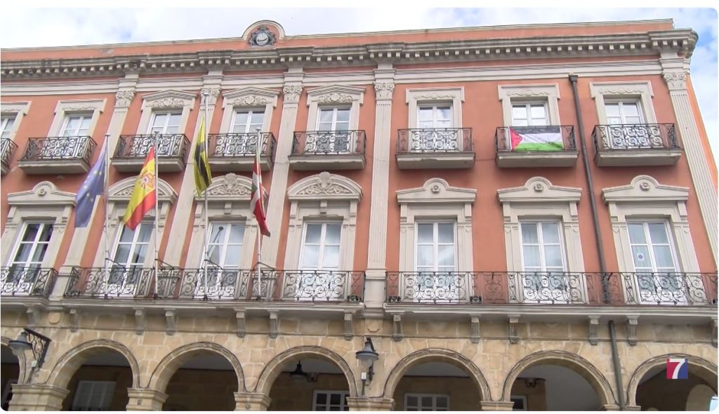 Portugalete cuelga la bandera palestina en un balcón del Ayuntamiento