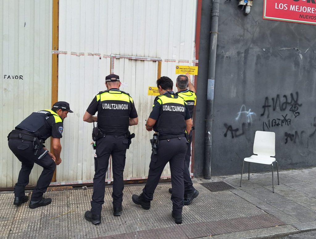 La Policía Barakaldo precinta el pabellón de Burceña donde el pasado 5 de julio se localizó a 6 menores pernoctando