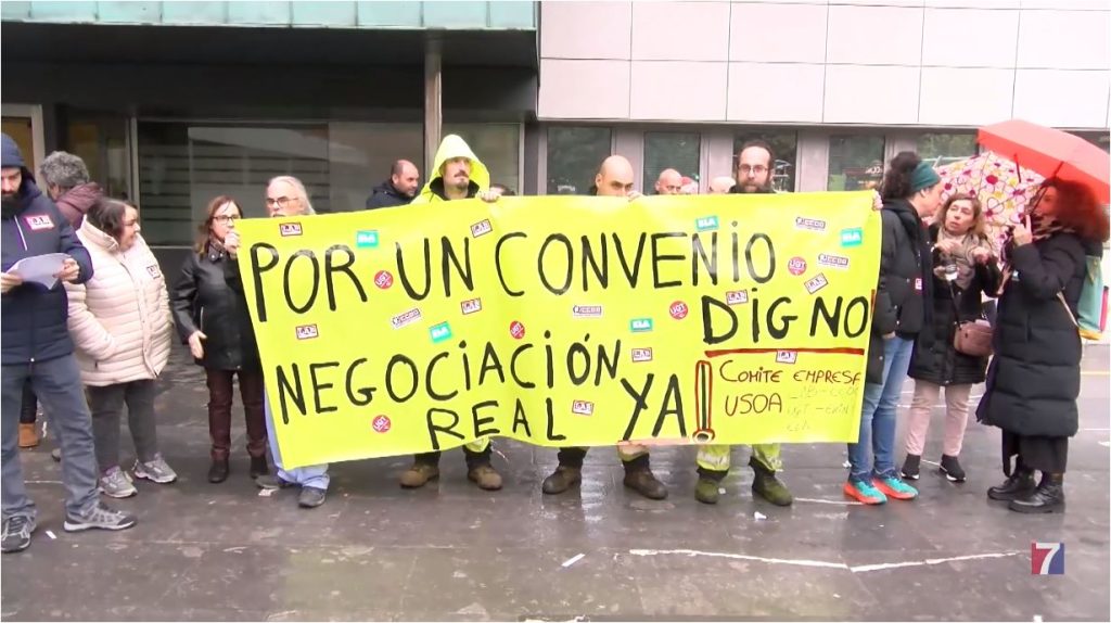 Trabajadores de USOA se concentran en demanda de la mejora de su convenio laboral