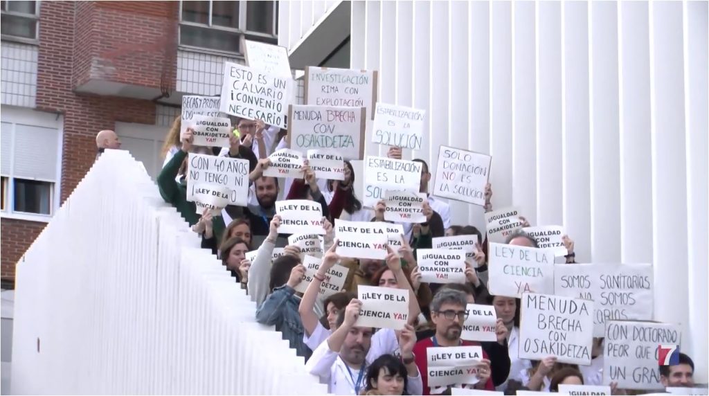 Trabajadores de los bioinstitutos vascos protestan en Cruces ante el consejero de Salud