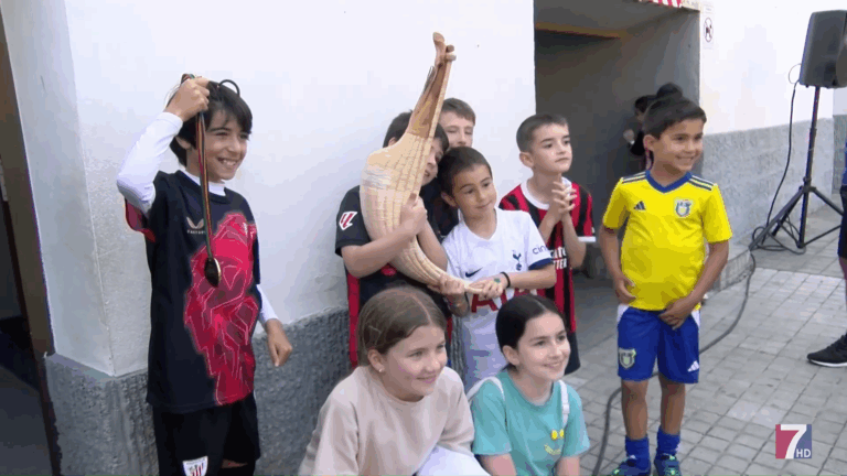 Escolares de Trapagaran se fotografían con un oro olímpico