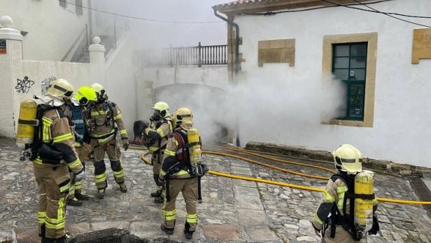 Los bomberos de Bizkaia realizan maniobras ante incendios en el Puerto Viejo de Algorta