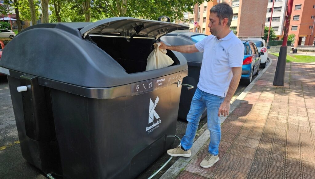 Comienza la instalación de los 850 nuevos contenedores de basura y ...