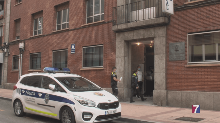 La Policía Local de Barakaldo detiene a dos hombres por intentar robar a una pareja a punta de navaja