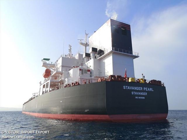 En cuarentena un barco atracado en el puerto / maritime TRafic